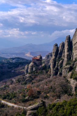 Meteora, Yunanistan 'ın Kalambaka kenti yakınlarında manastırları bulunan kayalık bir bölge.