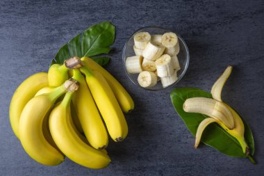 Bir demet çiğ organik muz Yenmeye hazır
