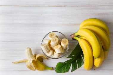 Bir demet çiğ organik muz Yenmeye hazır