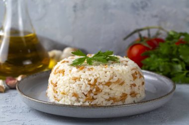 Geleneksel lezzetli Türk yemekleri; Türk usulü pirinç pilavı (Türkçe adı; Arpa sehriyeli pirinc pilavi)