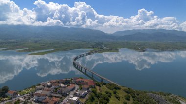 Yunanistan 'ın Kozani kentindeki Polyfytos Gölü üzerindeki Servia köprüsü