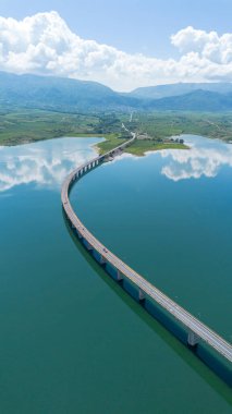 Yunanistan 'ın Kozani kentindeki Polyfytos Gölü üzerindeki Servia köprüsü