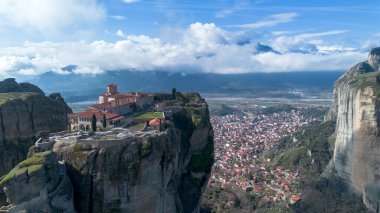 Yunanistan 'ın Kalambaka kenti yakınlarında manastır bulunan kayalık bir bölge olan Meteora - Yunanistan