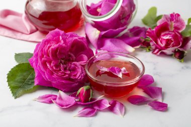 Gül reçeli ve gül yaprakları.