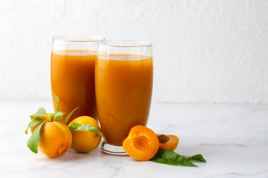 Taze kayısı suyu ve kayısı meyvesi