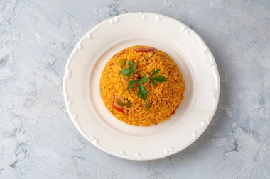 Tabakta domates sosu bulunan geleneksel Türk bulgur pilavı (Türkçe adı; meyhane pilavi))