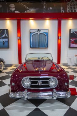 İzmir - Türkiye, Mayıs 01, 2025, Key Museum birçok otomobil, klasik araba ve motosikletin yer aldığı kapsamlı bir otomobil müzesi.