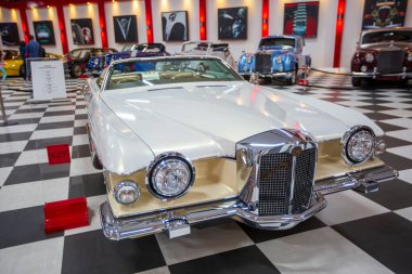 İzmir - Türkiye, Mayıs 01, 2025, Key Museum birçok otomobil, klasik araba ve motosikletin yer aldığı kapsamlı bir otomobil müzesi.