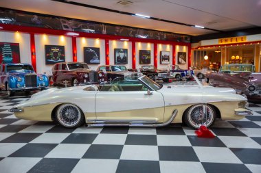 İzmir - Türkiye, Mayıs 01, 2025, Key Museum birçok otomobil, klasik araba ve motosikletin yer aldığı kapsamlı bir otomobil müzesi.