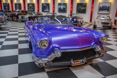 İzmir - Türkiye, Mayıs 01, 2025, Key Museum birçok otomobil, klasik araba ve motosikletin yer aldığı kapsamlı bir otomobil müzesi.