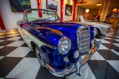 İzmir - Türkiye, Mayıs 01, 2025, Key Museum birçok otomobil, klasik araba ve motosikletin yer aldığı kapsamlı bir otomobil müzesi.