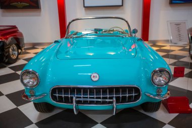 İzmir - Türkiye, Mayıs 01, 2025, Key Museum birçok otomobil, klasik araba ve motosikletin yer aldığı kapsamlı bir otomobil müzesi.