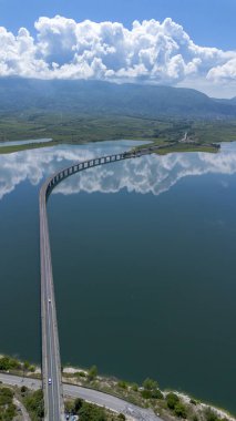 Yunanistan 'ın Kozani kentindeki Polyfytos Gölü üzerindeki Servia köprüsü