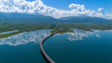 Yunanistan 'ın Kozani kentindeki Polyfytos Gölü üzerindeki Servia köprüsü