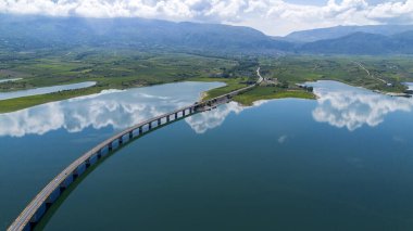 Yunanistan 'ın Kozani kentindeki Polyfytos Gölü üzerindeki Servia köprüsü