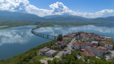 Yunanistan 'ın Kozani kentindeki Polyfytos Gölü üzerindeki Servia köprüsü