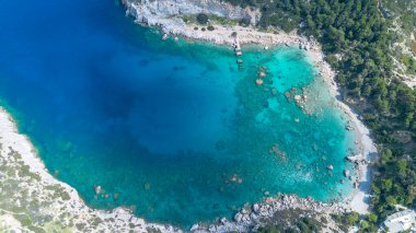 Yunanistan 'ın Rodos adasındaki Ladiko plajı ve Anthony Quinn Körfezi hava panoramik manzarası. Drone fotoğrafçılığı.
