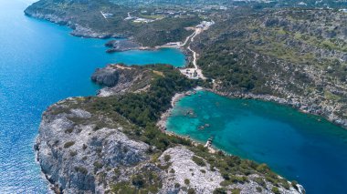 Yunanistan 'ın Rodos adasındaki Ladiko plajı ve Anthony Quinn Körfezi hava panoramik manzarası. Drone fotoğrafçılığı.