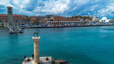 Rodos Adası - Yunanistan, 6 Nisan 2025, Aziz Nicholas Kalesi Yunanistan 'ın Rodos kentindeki Rodos adasının başkenti Mandraki limanını koruyor