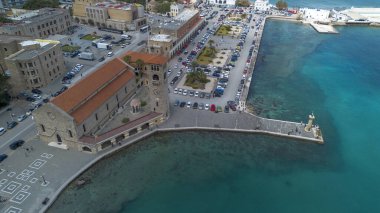 Rodos Adası - Yunanistan, 6 Nisan 2025, Aziz Nicholas Kalesi Yunanistan 'ın Rodos kentindeki Rodos adasının başkenti Mandraki limanını koruyor