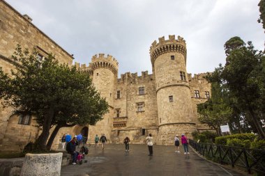 Rodos - Yunanistan, 7 Nisan 2025, Rodos Büyük Üstat Sarayı ile eski bir kasaba 