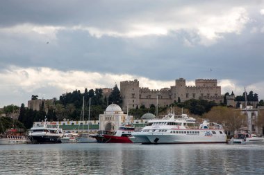 Rodos Adası - Yunanistan, 6 Nisan 2025, Aziz Nicholas Kalesi Yunanistan 'ın Rodos kentindeki Rodos adasının başkenti Mandraki limanını koruyor
