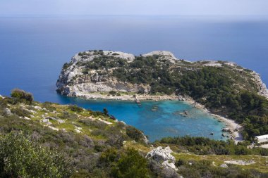 Yunanistan 'ın Rodos adasındaki Ladiko plajı ve Anthony Quinn Körfezi hava panoramik manzarası. Drone fotoğrafçılığı.