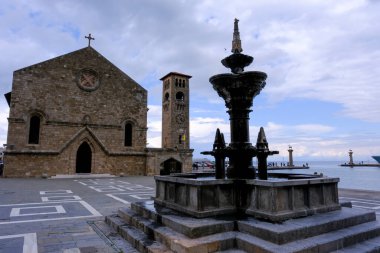 Rodos Adası - Yunanistan, 6 Nisan 2025, Aziz Nicholas Kalesi Yunanistan 'ın Rodos kentindeki Rodos adasının başkenti Mandraki limanını koruyor