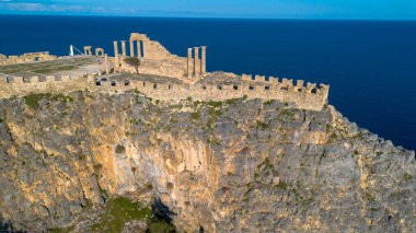Rodos, Yunanistan. Lindos küçük, bembeyaz bir köy ve Akropolis, Ege Denizi 'ndeki Rhodos Adası manzarası..