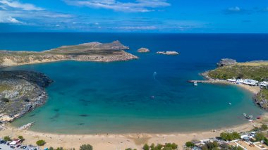 Rodos, Yunanistan. Lindos küçük, bembeyaz bir köy ve Akropolis, Ege Denizi 'ndeki Rhodos Adası manzarası..