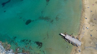 Rodos, Yunanistan. Lindos küçük, bembeyaz bir köy ve Akropolis, Ege Denizi 'ndeki Rhodos Adası manzarası..