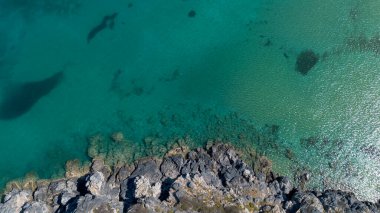 Rodos, Yunanistan. Lindos küçük, bembeyaz bir köy ve Akropolis, Ege Denizi 'ndeki Rhodos Adası manzarası..