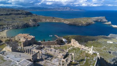 Rodos, Yunanistan. Lindos küçük, bembeyaz bir köy ve Akropolis, Ege Denizi 'ndeki Rhodos Adası manzarası..