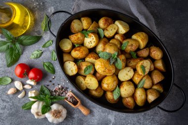 Sarımsaklı ve otlu fırında pişmiş bebek patatesler..