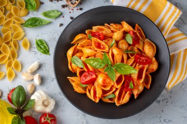 İtalyan kabuk makarna salça, zeytin ve fesleğen, klasik gıda