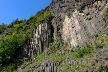 Boyabat Bölgesindeki Basalt Kayalıkları. Sinop, Türkiye. Sinop 'ta bulunan volkanik kaya çıkıntıları sütun bazalt formunda. Bazalt Kayaları Doğa Anıtı.