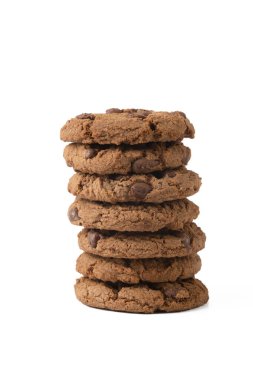 Beyaz arka planda taze pişmiş çikolatalı kurabiyeler.