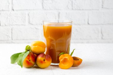 Taze kayısı suyu ve kayısı meyvesi