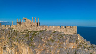 Rodos, Yunanistan. Lindos küçük, bembeyaz bir köy ve Akropolis, Ege Denizi 'ndeki Rhodos Adası manzarası..