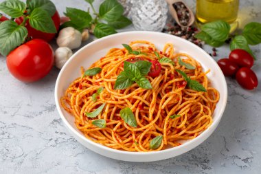 Lezzetli aperatif klasik İtalyan spagetti makarna ve domates sosu - spagetti bolonez
