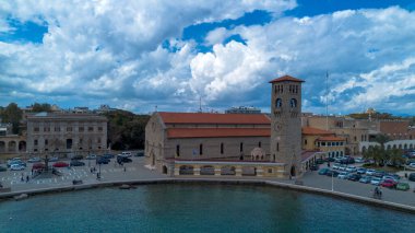 Rodos Adası - Yunanistan, 6 Nisan 2025, Aziz Nicholas Kalesi Yunanistan 'ın Rodos kentindeki Rodos adasının başkenti Mandraki limanını koruyor