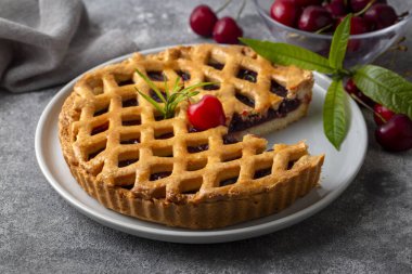 Taze kirazlı lezzetli vişneli turta.