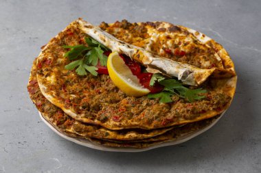 Türk yemekleri; Türk pizzası - Lahmacun