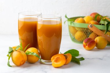 Taze kayısı suyu ve kayısı meyvesi