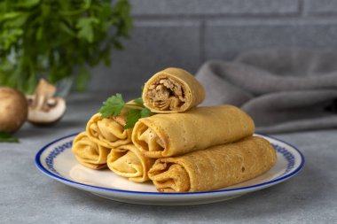 Krepler ya da tabakta tavuk ve mantarla doldurulmuş ince krepler