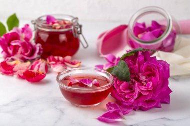 Gül yaprağı reçeli kavanozu 