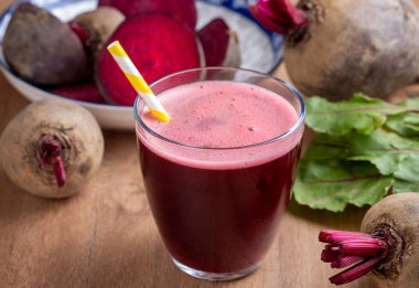 Bir bardak taze pancar suyu veya sebzeli pancar püresi.