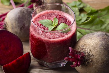 Bir bardak taze pancar suyu veya sebzeli pancar püresi.