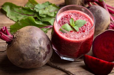 Bir bardak taze pancar suyu veya sebzeli pancar püresi.