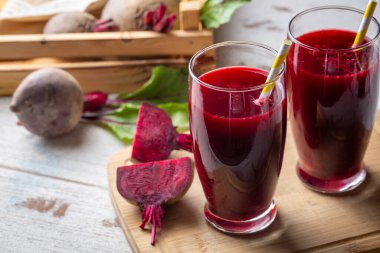 Bir bardak taze pancar suyu veya sebzeli pancar püresi.